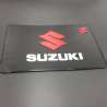 Резиновый коврик с логотипом Suzuki на приборную панель автомобиля