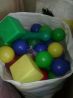 Пластмассовые шарики и кубики