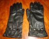 Чёрные кожаные перчатки (можно совместить с чёрными сапогами)